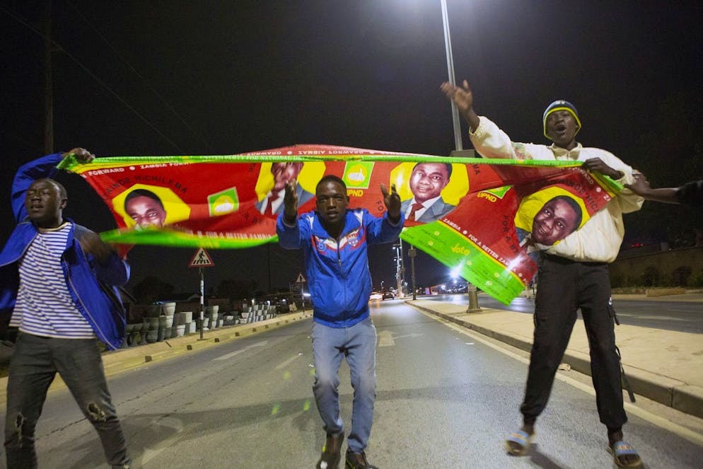 Les partisans du principal chef de l'opposition Hakainde Hichilema célèbrent dans les rues de Lusaka, en Zambie, le dimanche 15 août 2021. Hichilema s'apprête à décrocher la présidence du pays, les derniers résultats le montrant avec une avance dominante.
