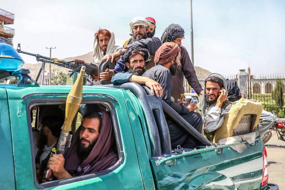 Combattenti talebani sul retro di un veicolo a Kabul. Il 16 agosto 2021, il cofondatore dei talebani Abdul Ghani Baradar, ha dichiarato la vittoria e la fine della guerra decennale in Afghanistan, il giorno dopo gli insorti sono entrati a Kabul per prendere il controllo del paese.