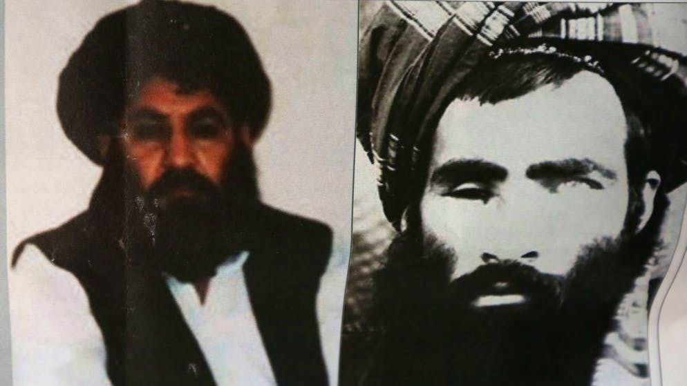 Il mullah Akhtar Mohammad Mansur (a sinistra) ha preso il posto del mullah Omar (a destra) nel 2013.