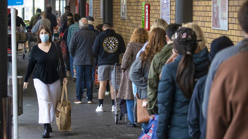 Vor dem Lockdwon in Neuseeland stehen Menschen am 17. August 2021 vor einem Supermarkt in Auckland Schlange. 