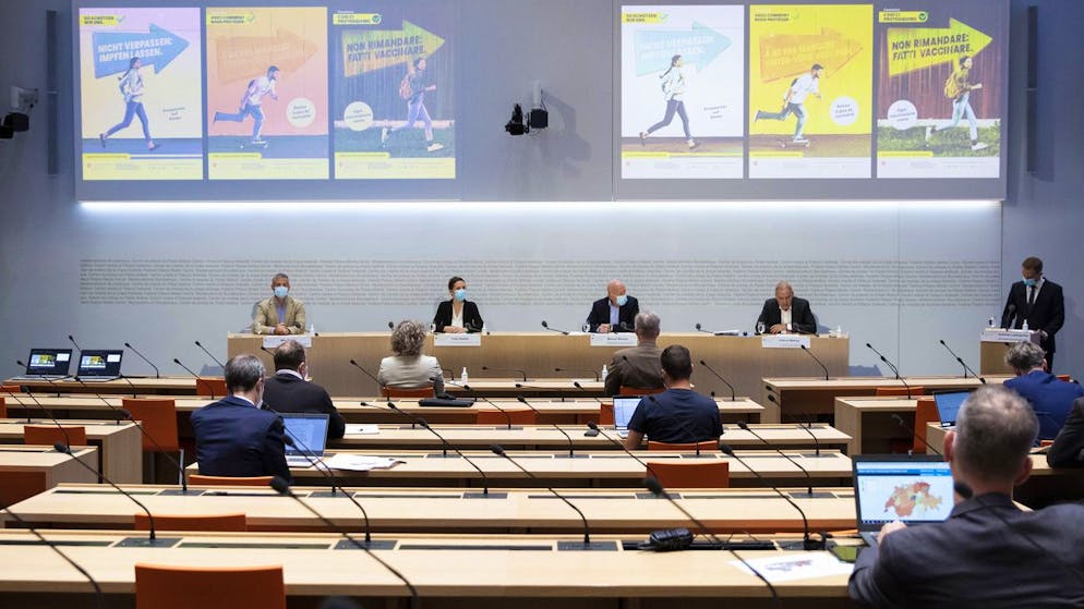 Patrick Mathys, Leiter Sektion Krisenbewältigung und internationale Zusammenarbeit BAG, 2. von rechts hinten, präsentiert die neue Impfkampagne während einer Medienkonferenz zur aktuellen Situation des Coronavirus.