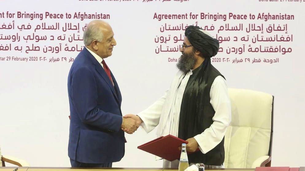 Il mullah Abdul Ghani Baradar (a destra) e Zalmay Khalilzad, inviato USA, dopo la firma di un accordo di pace tra i talebani e gli USA a Doha nel febbraio 2020.