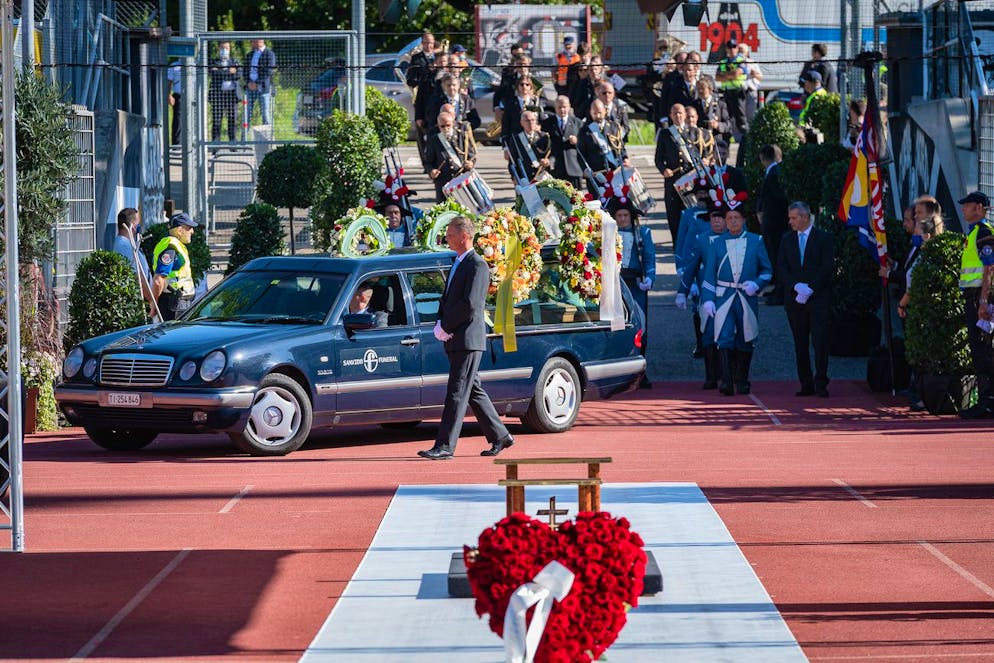 Der Trauerzug zum Cornareda-Stadion mit Sarg von Marco Borradori. Borradori hatte am 11. August beim Joggen einen Herzstillstand und ist verstorben. Borradori hatte fuer die Lega politisiert und wurde 2013 zum Stadtpraesidenten von Lugano gewaehlt. Fotografiert am 17. August 2021 in Lugano (Keystone/Ti-Press/Davide Agosta)