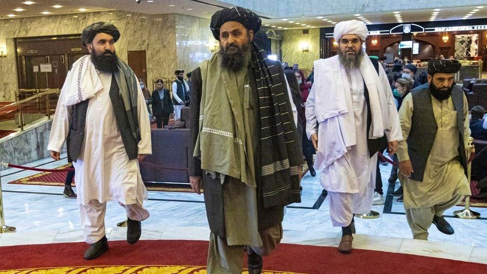 Il mullah Abdul Ghani Baradar (al centro) con i membri della delegazione talebana alla conferenza di pace a Mosca.