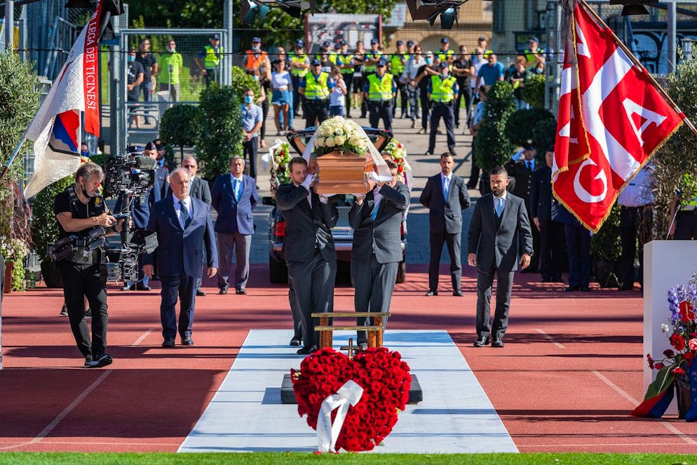 Der Trauerzug zum Cornareda-Stadion mit Sarg von Marco Borradori. Borradori hatte am 11. August beim Joggen einen Herzstillstand und ist verstorben. Borradori hatte fuer die Lega politisiert und wurde 2013 zum Stadtpraesidenten von Lugano gewaehlt. Fotografiert am 17. August 2021 in Lugano (Keystone/Ti-Press/Davide Agosta)