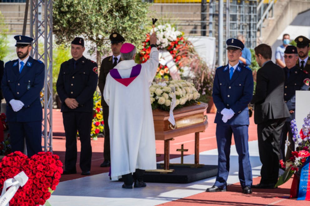 La benedizione della bara di Marco Borradori da parte del vescovo Lazzeri.
