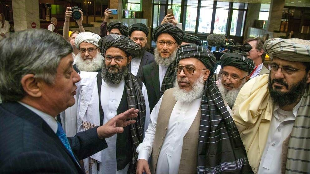L'inviato dalla Russia in Afghanistan, Zamir Kabulov, parla con Baradar (terzo da sinistra) e Stanikzai (terzo da destra).