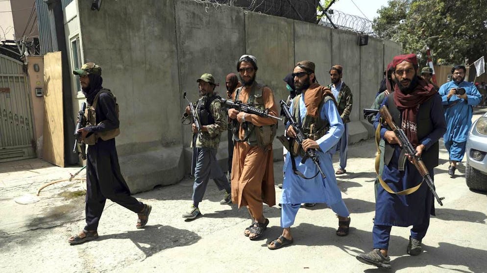 Talebani per le strade di Kabul