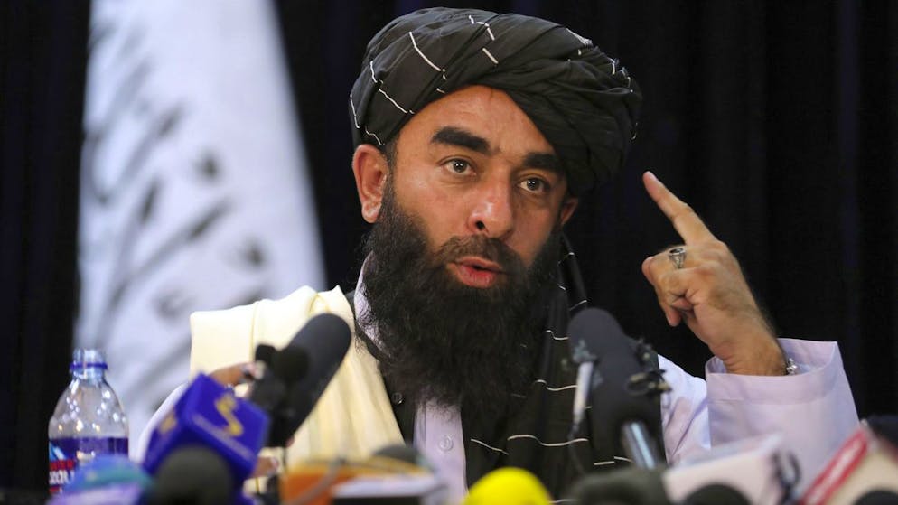 Taliban-Sprecher Sabiullah Mudschahid bei seiner ersten Pressekonferenz am 17. August in Kabul.