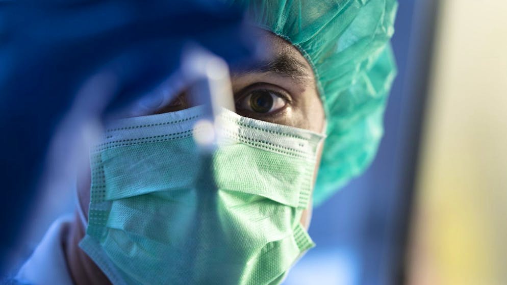 Ein Labor-Mitarbeiter bei der Herstellung eines Mastermix mit Sars-CoV 2 spezifischem Primer im Reinraum im Zentrallabor des Stadtspitals Triemli, am Dienstag, 2. Februar 2021, in Zuerich. (KEYSTONE/Gaetan Bally)