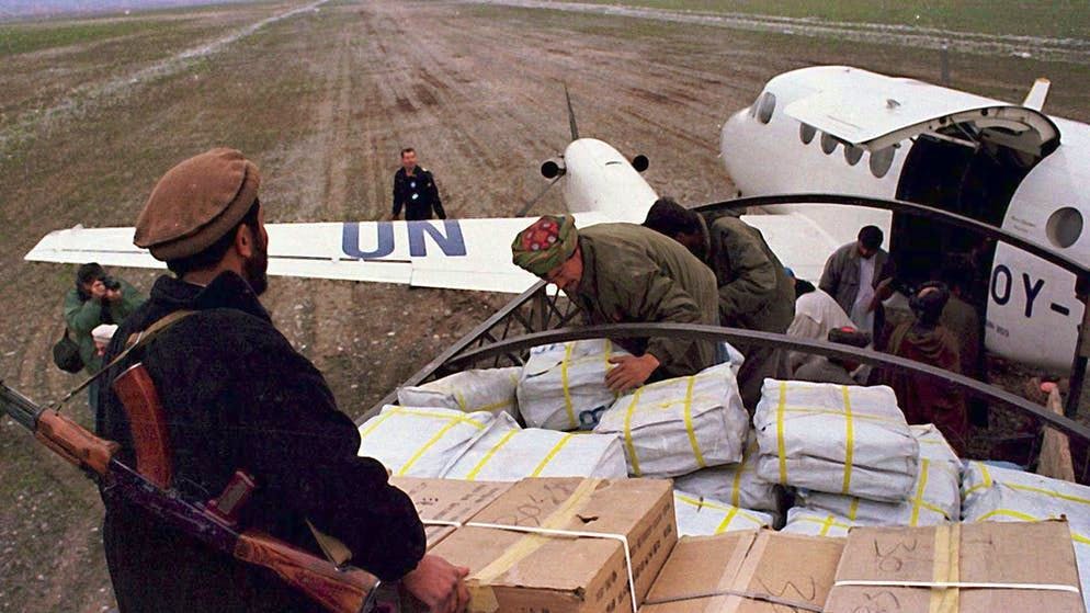 In quel periodo, le Nazioni Unite cercano di alleviare il bisogno della popolazione, che è già grande dopo la guerra civile afgana tra il 1992 e il 1996. Tuttavia, i talebani ostacolano la distribuzione degli aiuti per 