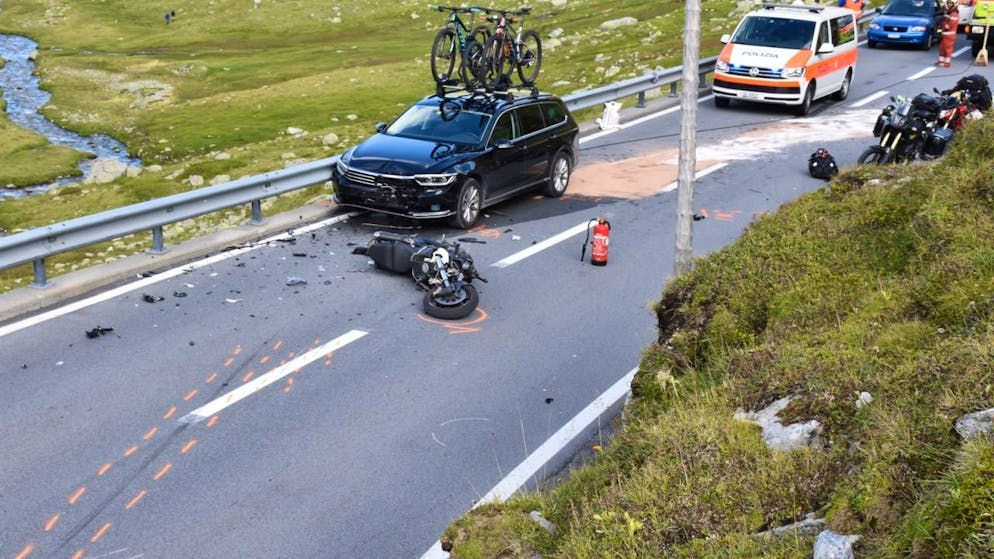 Un elicottero di soccorso ha trasportato il motociclista gravemente ferito all'Ospedale cantonale di Coira.