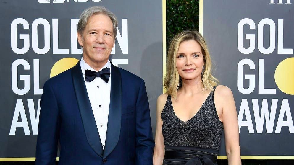 Nel 1993, Michelle Pfeiffer ha adottato una bambina, Claudia Rose. Nello stesso anno, ha sposato il creatore di serie TV David E. Kelley (