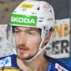 Davos' player Fabrice Herzog, right, celebrates with his teammates the 0-2 goal, during the match of National League A Swiss Championship between HC Ambri Piotta and HC Davos at the ice stadium Valascia in Ambri, on Friday, 15 January 2021. (KEYSTONE/Ti-Press/Alessandro Crinari)