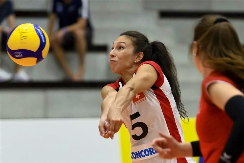 Switzerland's volleyball player Thays Deprati, left, receives the ball next to Switzerland's volleyball player Sarina Wieland during a friendly ladies volleyball game between Switzerland and the Czech Republic, in the Betoncoupe Arena in Schoenenwerd, Switzerland, on Saturday, July 24, 2021. (KEYSTONE/Anthony Anex)