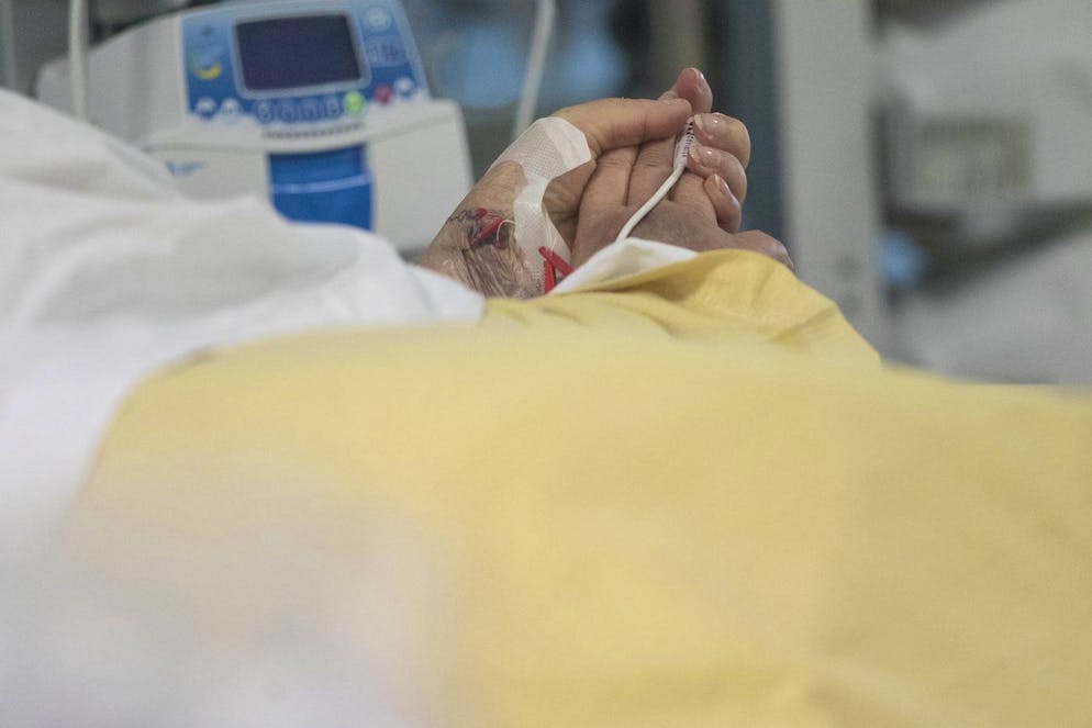 Le traitement contre le Covid-19 d'AstraZeneca permettrait de réduire fortement le risque de développer une forme symptomatique de la maladie chez les patients fragiles. (image d'illustration)