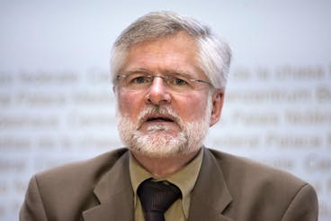 Rudolf Hauri, Kantonsarzt Zug, Praesident der Vereinigung der Kantonsaerztinnen und Kantonsaerzte, spricht waehrend einer Medienkonferenz zur aktuellen Situation des Coronavirus, am Dienstag, 5. Januar 2021 in Bern. (KEYSTONE/Peter Klaunzer)