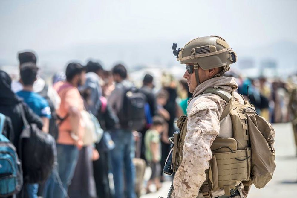 Ein Marine der «Special Purpose Marine Air-Ground Task Force-Crisis Response-Central Command» der US-Armee leistet Hilfe bei einer Evakuierung am Hamid Karzai International Airport. Die Forderung nach einer Verlängerung des US-Einsatzes werden lauter.