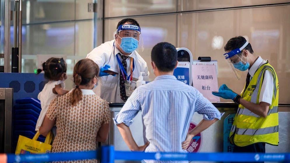 Passeggeri all'aeroporto di Shanghai: la Cina sta dando un giro di vite contro il virus.