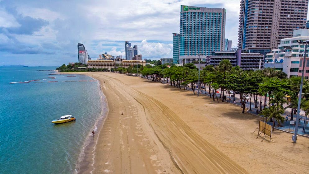 Keine Party in Thailand. Leerer Strand in Pattaya – der berühmte thailändische Badeort muss seinen für den 1. September geplanten Neustart für den Tourismus voraussichtlich weiter verschieben. Grund seien die weiterhin sehr hohen Corona-Infektionszahlen in der Provinz Chon Buri am Golf von Thailand. (Archiv)