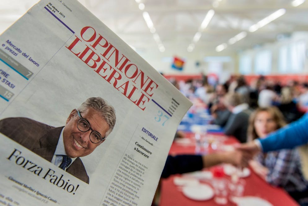 Pregassona: castagnata a sostegno di Fabio Abate. Nella foto una copia di Opinione Liberale con la foto di Fabio Abate distribuita alla festa.
© Ti-Press/Carlo Reguzzi