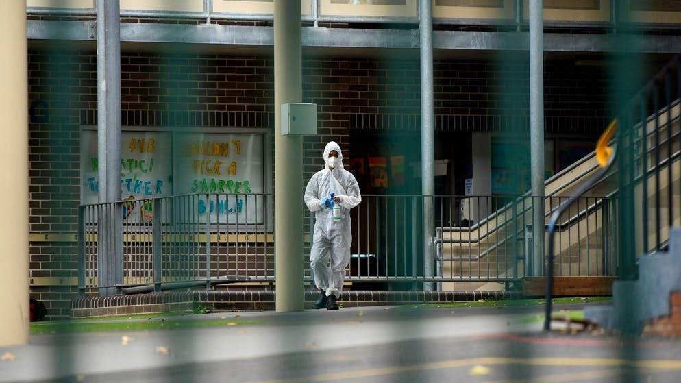 L'Australia sta cercando di combattere il coronavirus con misure più severe. Questa scuola di Sydney è stata pulita a fondo da specialisti per evitare la diffusione del virus.