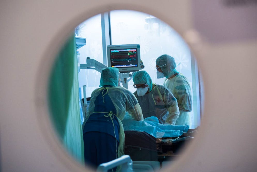 Aerzte behandeln einen Coronavirus Patienten im Kantonsspital La Carita in Locarno am Mittwoch, 11. Maerz 2020. Das La Carita Kantonsspital ist das medizinische Zentrum im Kanton Tessin zur Behandlung von Coronavirus Patienten. (KEYSTONE/Ti-Press/Alessandro Crinari)