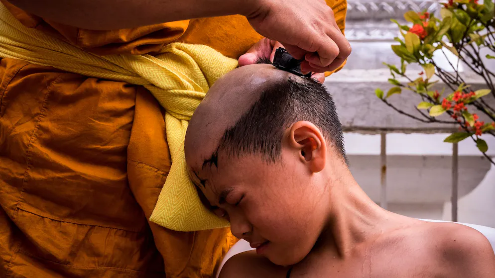 Vom Bub zum buddhistischen Mönch. Die kleinen Prinzen verlieren erst ihr Haar und dann alles Weltliche