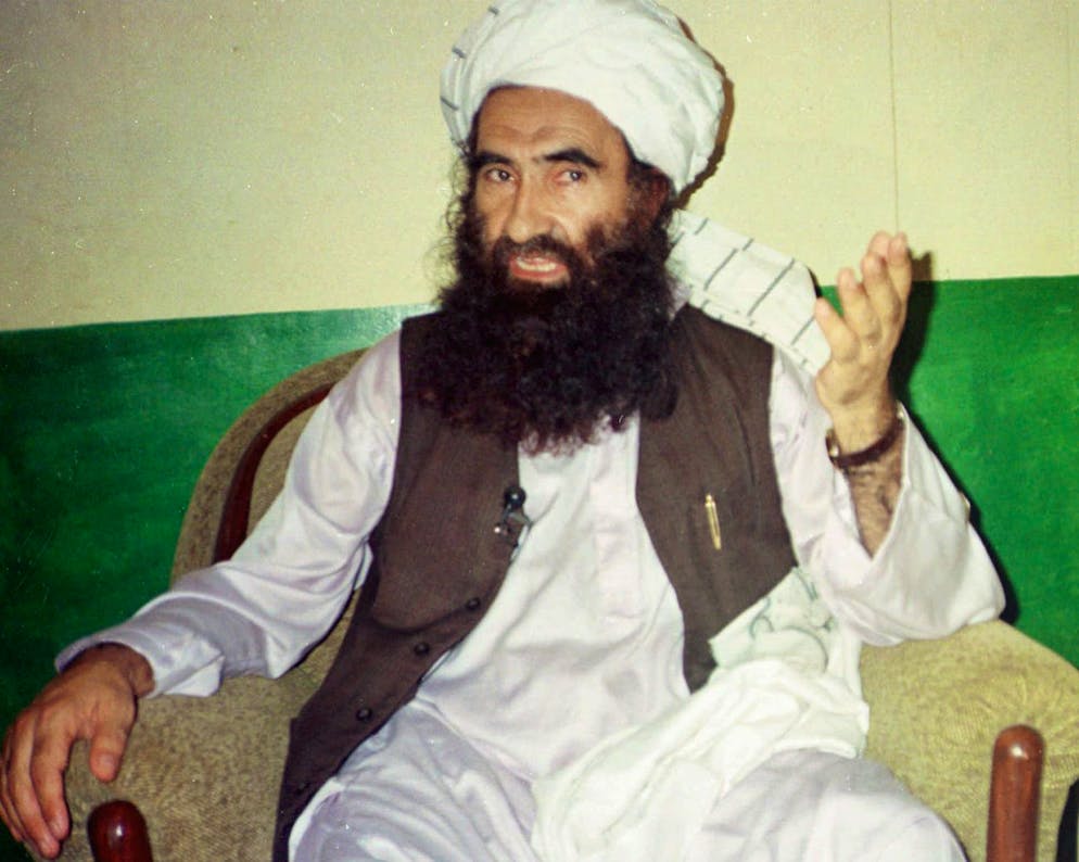 Dans cette photo d'archive du 22 août 1998, Jalaluddin Haqqani, fondateur du groupe militant du réseau Haqqani, prend la parole lors d'une interview à Miram Shah, au Pakistan.