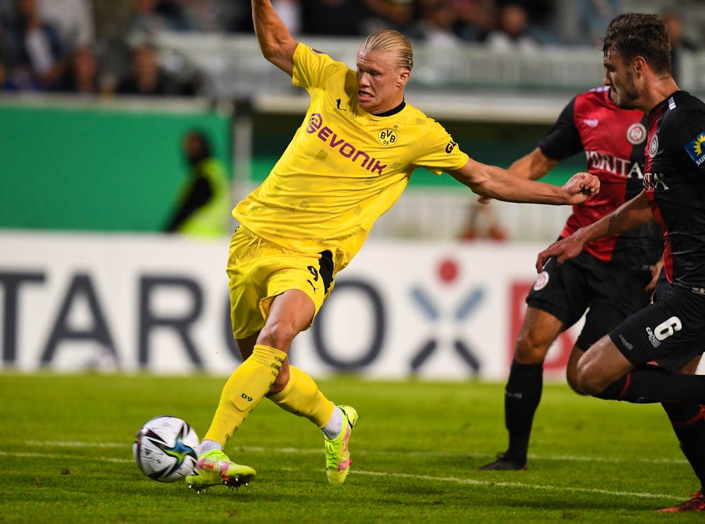 07.08.2021, Hessen, Wiesbaden: Fußball: DFB-Pokal, SV Wehen Wiesbaden - Borussia Dortmund, 1. Runde in der Brita-Arena. Dortmunds Erling Haaland (l) erzielt das Tor zum 0:1 gegen Wiesbadens Gino Fechner. (Wichtiger Hinweis: Der DFB untersagt die Verwendung von Sequenzbildern im Internet und in Online-Medien während des Spiels (einschließlich Halbzeit). Sperrfrist! Der DFB erlaubt die Publikation und Weiterverwertung der Bilder auf mobilfunkfähigen Endgeräten (insbesondere MMS) und über DVB-H und DMB erst nach Spielende.) Foto: Arne Dedert/dpa - WICHTIGER HINWEIS: Gemäß den Vorgaben der DFL Deutsche Fußball Liga bzw. des DFB Deutscher Fußball-Bund ist es untersagt, in dem Stadion und/oder vom Spiel angefertigte Fotoaufnahmen in Form von Sequenzbildern und/oder videoähnlichen Fotostrecken zu verwerten bzw. verwerten zu lassen. +++ dpa-Bildfunk +++ (KEYSTONE/DPA/Arne Dedert)