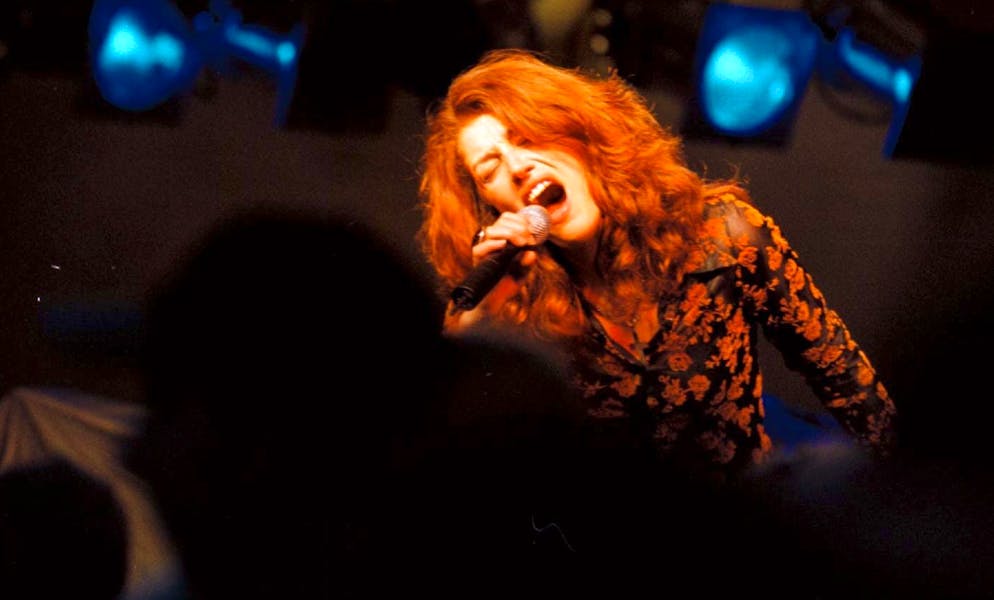 Diese berühmten Musikerinnen und Musiker haben ihre Namen geändert. 1990 versuchte sich Sina als Schlagersängerin unter dem Pseudonym Sina Campell. Als dann 1994 das erste Mundartalbum «Sina» erschien, war der Name kürzer, aber der Erfolg dafür umso grösser: Das Album hielt sich 23 Wochen in der Schweizer Hitparade.