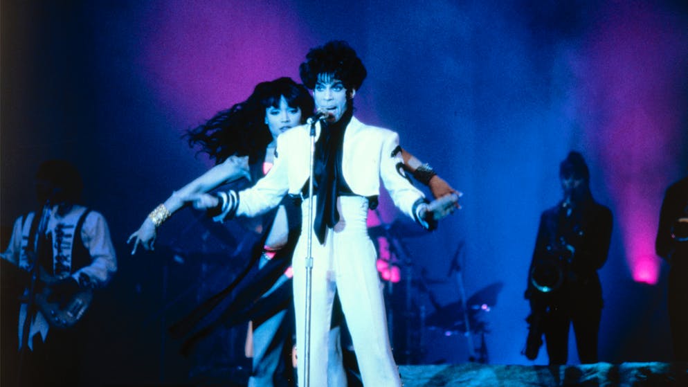 Diese berühmten Musikerinnen und Musiker haben ihre Namen geändert. Es ist wohl die berühmteste Namensänderung der Musikgeschichte überhaupt: Von Prince zu TAFKAP aka The Artist Formerly Known As Prince, der eigentlich nur noch ein Symbol als Namen hatte – und wieder zurück zu Prince. 