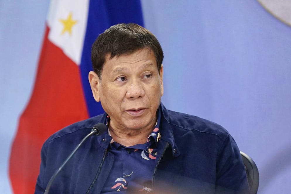 Sur cette photo fournie par la Division des photographes présidentiels de Malacanang, le président philippin Rodrigo Duterte s'entretient lors d'une réunion avec le Groupe de travail interinstitutions sur les maladies infectieuses émergentes au palais présidentiel de Malacanang à Manille, aux Philippines.