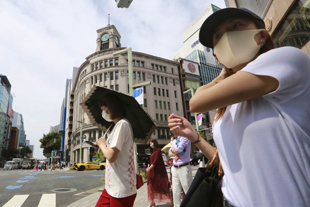 Des personnes portant des masques faciaux pour se protéger contre la propagation du coronavirus marchent dans une rue de Tokyo le lundi 23 août 2021.