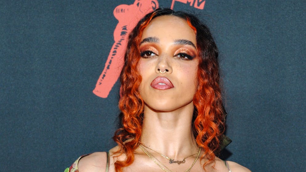 Diese berühmten Musikerinnen und Musiker haben ihre Namen geändert. Die Britin Twigs hat ihren Namen ihrer Eigenart zu verdanken: Ihre Gelenke knacken beim Aufwärmen wie Zweige (twigs heisst auf Deutsch «Zweige»). Blöd war nur: Es gab bereits eine Band mit dem Namen «The Twigs». Tahliah Barnett, wie die Sängerin mit bürgerlichen Namen heisst, fackelte nicht lange und nannte sich um: Seit 2012 heisst sie FKA twigs. FKA steht wohl für «formerly known as».