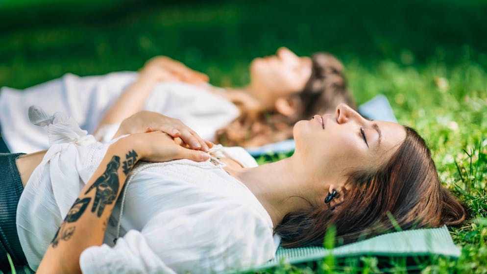 Nicht ganz wach, nicht ganz weg: Als Yoga Nidra wird der Zustand zwischen Wachsein und Schlaf beschrieben. Er soll eine tiefgreifende Entspannung ermöglichen.