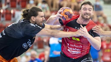 Winterthurs Rastko Stojkovic, rechts, spielt um den Ball mit Schaffhausens Erik Schmidt, links, im dritten NLA Playoff-Final Handballspiel Pfadi Winterthur gegen Kadetten Schaffhausen, aufgenommen am Donnerstag, 17. Juni 2021 in der AXA Arena in Winterthur. (KEYSTONE/Ennio Leanza).