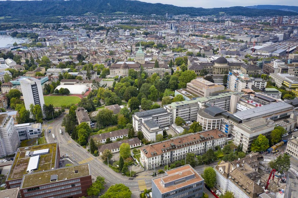 Universitaet Zuerich, ETH Universitaet Spital Zuerich und der Gloria Park der Universitaet Spital Zuerich im Hochschulquartier fotografiert mit einer Drohne am 25. August 2020 in Zuerich. (KEYSTONE/Gaetan Bally)