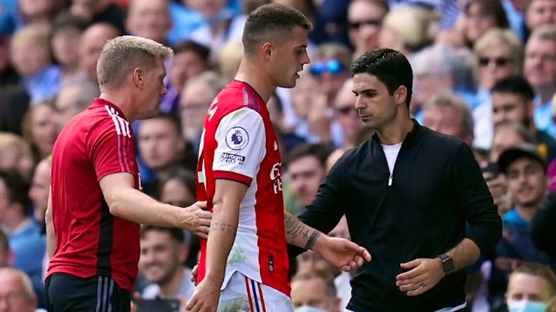 Xhaka Fliegt Vom Platz Arsenal Kommt Gegen Man City Unter Die Rader