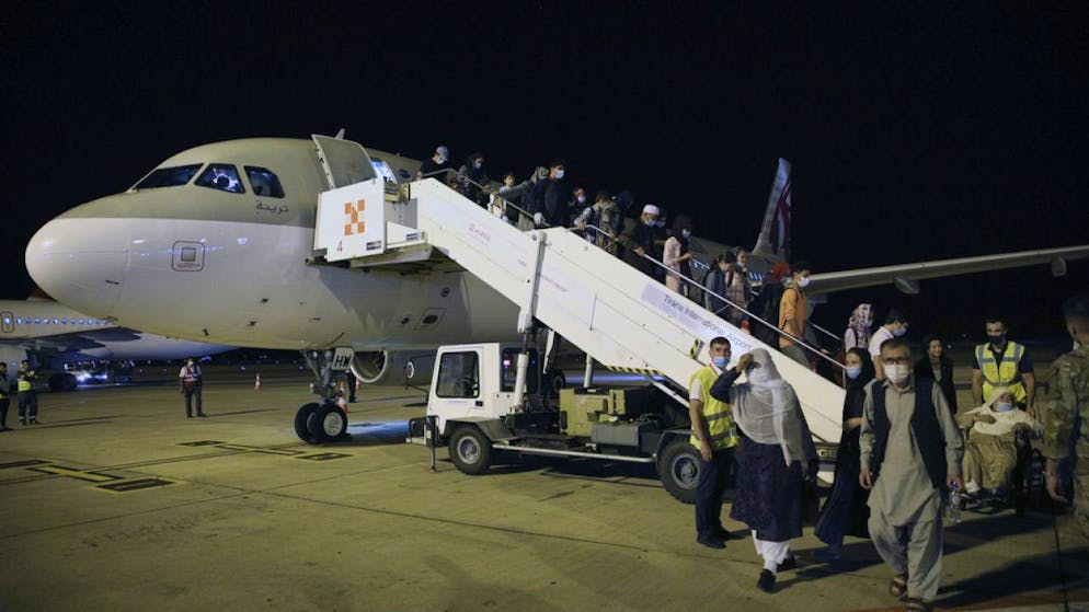 L'intelligence americana teme l'infiltrazione di cellule dell'Isis o di al-Qaida nel processo di evacuazione in Usa di profughi afghani. Nella foto un gruppo di afghani atterrato in Albania, dove resterà fino al trasferimento negli USA.