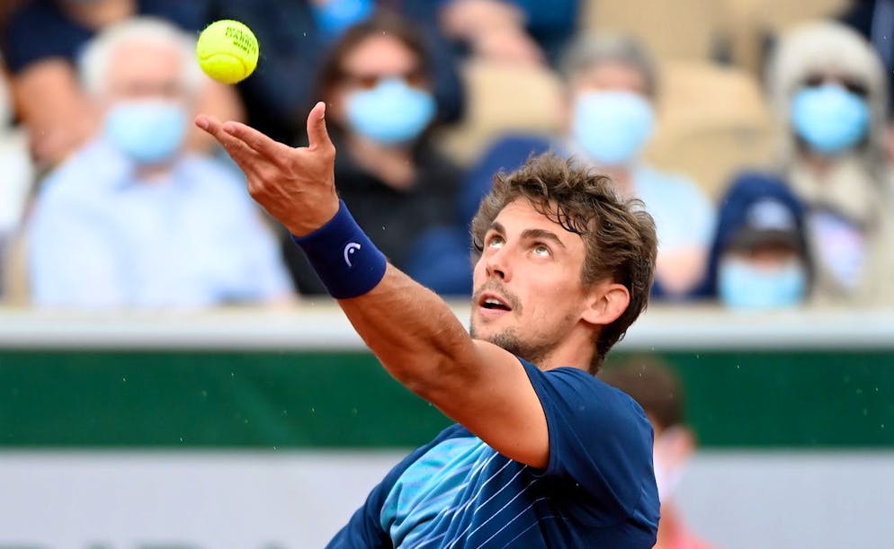 epa09247369 Henri Laaksonen of Switzerland in action during the 3rd round match against Kei Nishikori of Japan at the French Open tennis tournament at Roland Garros in Paris, France, 04 June 2021. EPA/CAROLINE BLUMBERG