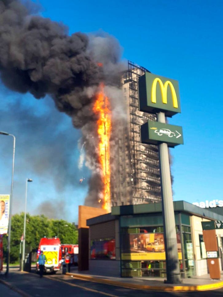 Grattacielo di 20 piani in fiamme a Milano