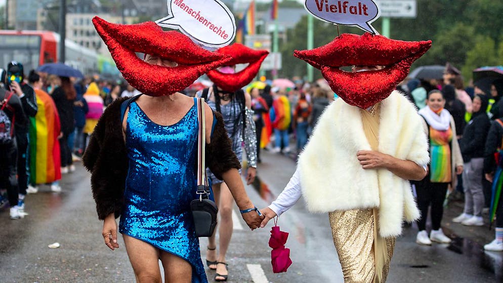 Nach Angaben des Veranstalters demonstrierten 10'000 Teilnehmende für die Rechte u.a. von Schwulen, Lesben, Bisexuellen und Transgender.