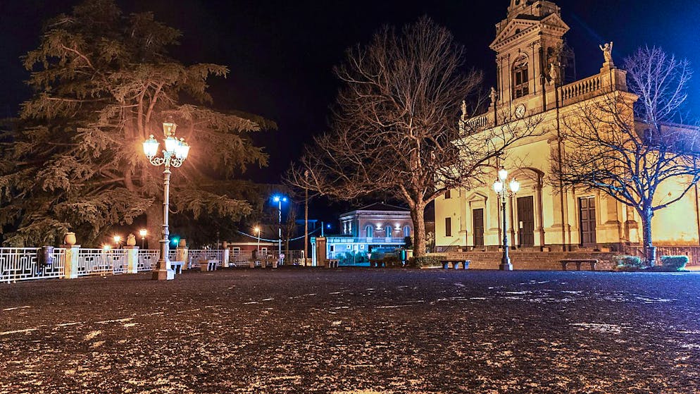 La cenere dell'Etna sula piazza di Milo, in Sicilia, dopo un'eruzione dello scorso 10 marzo (foto d'archivio)