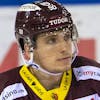 Geneve-Servette's forward Guillaume Asselin, of Canada, returns on his bench, during a National League regular season game of the Swiss Championship between Geneve-Servette HC and Lausanne HC, at the ice stadium Les Vernets, in Geneva, Switzerland, Sunday, March 7, 2021. The game is played behind closed doors due to the coronavirus COVID-19 pandemic. (KEYSTONE/Salvatore Di Nolfi)