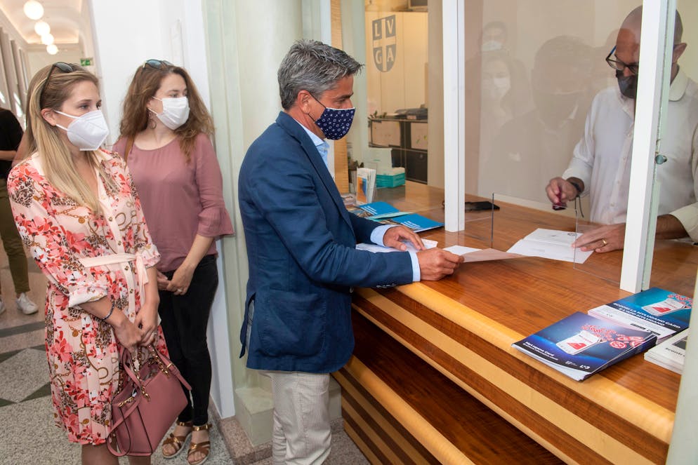 Tiziano Galeazzi, capogruppo UDC in consiglio comunale a Lugano, con la lettera con la quale comunica ufficialmente alla cancelleria e al Municipio di accettare la carica di municipale in sostituzione dello scomparso Marco Borradori.© Ti-Press / Davide Agosta
