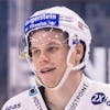 Linienrichter Dominik Altmann, Schiedsrichter Michael Tscherrig, und Rapperswils Dominik Egli, von links, unterhalten sich im Eishockey Meisterschaftsspiel der National League zwischen dem HC Fribourg Gotteron und den Rapperswil-Jona Lakers, am Freitag, 15. Januar 2021 in der BCF Arena in Fribourg. (KEYSTONE/Alessandro della Valle)