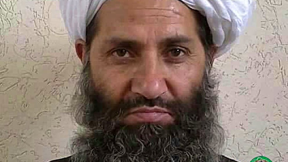 Auf diesem 2016 veröffentlichten Foto posiert der Führer der Taliban, Haibatullah Achundsada, für ein Porträt. Er soll wieder in Afghanistan sein.