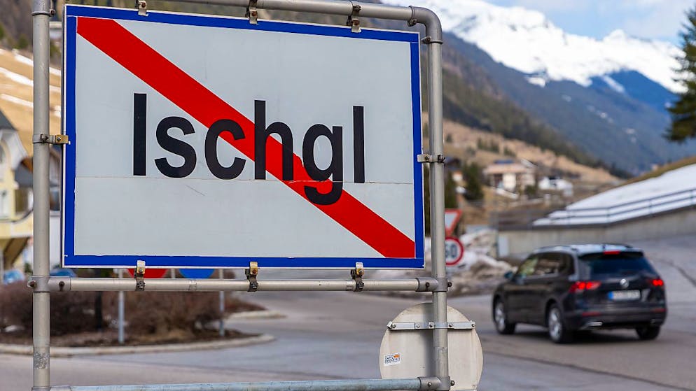 ARCHIV - Ein Ortsschild steht am Ausgang der Ortschaft Ischgl. In Österreich startet am 17. September eine Reihe von Prozessen um Corona-Ansteckungen im Tiroler Skiort Ischgl. Foto: Jakob Gruber/APA/dpa
