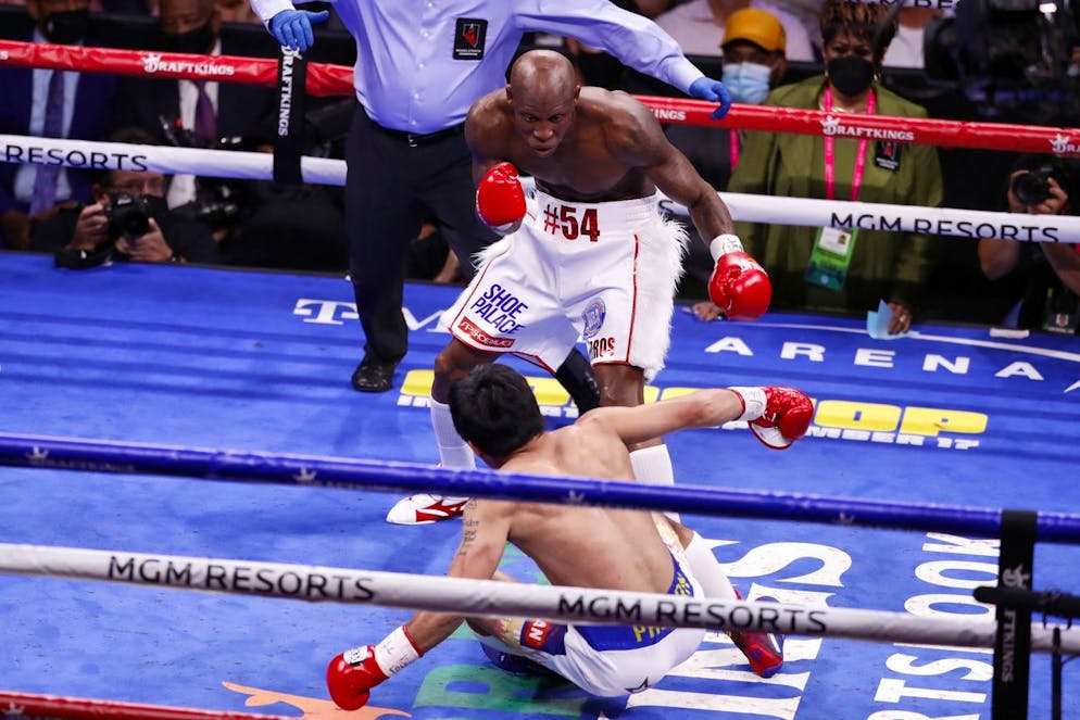 Manny Pacquiao (davanti) mandato al tappeto dal cubano Yordenis Ugas